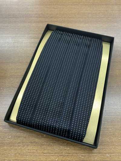 CM-620 실크 소재를 사용한 커머번드 블랙 라메 도트