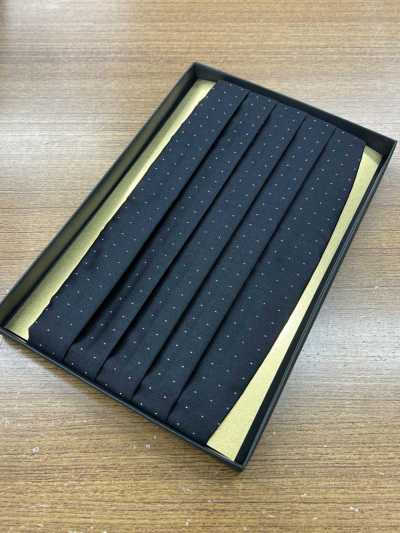CM-920 실크 소재를 사용한 커머번드 블랙 도트 무늬