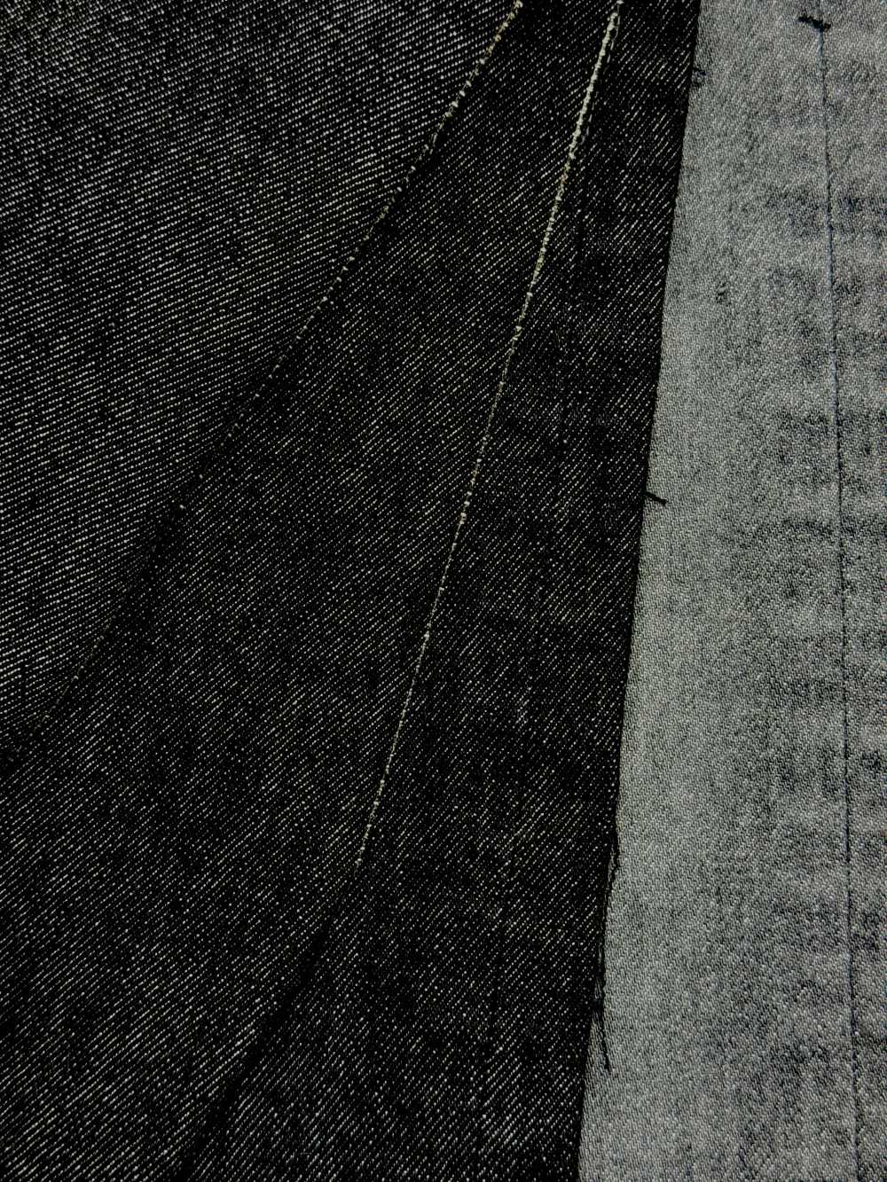 이 "괴물 스트레치 데님"은 클래식한 데님의 외관과 놀라운 신축성을 결합한 제품입니다.